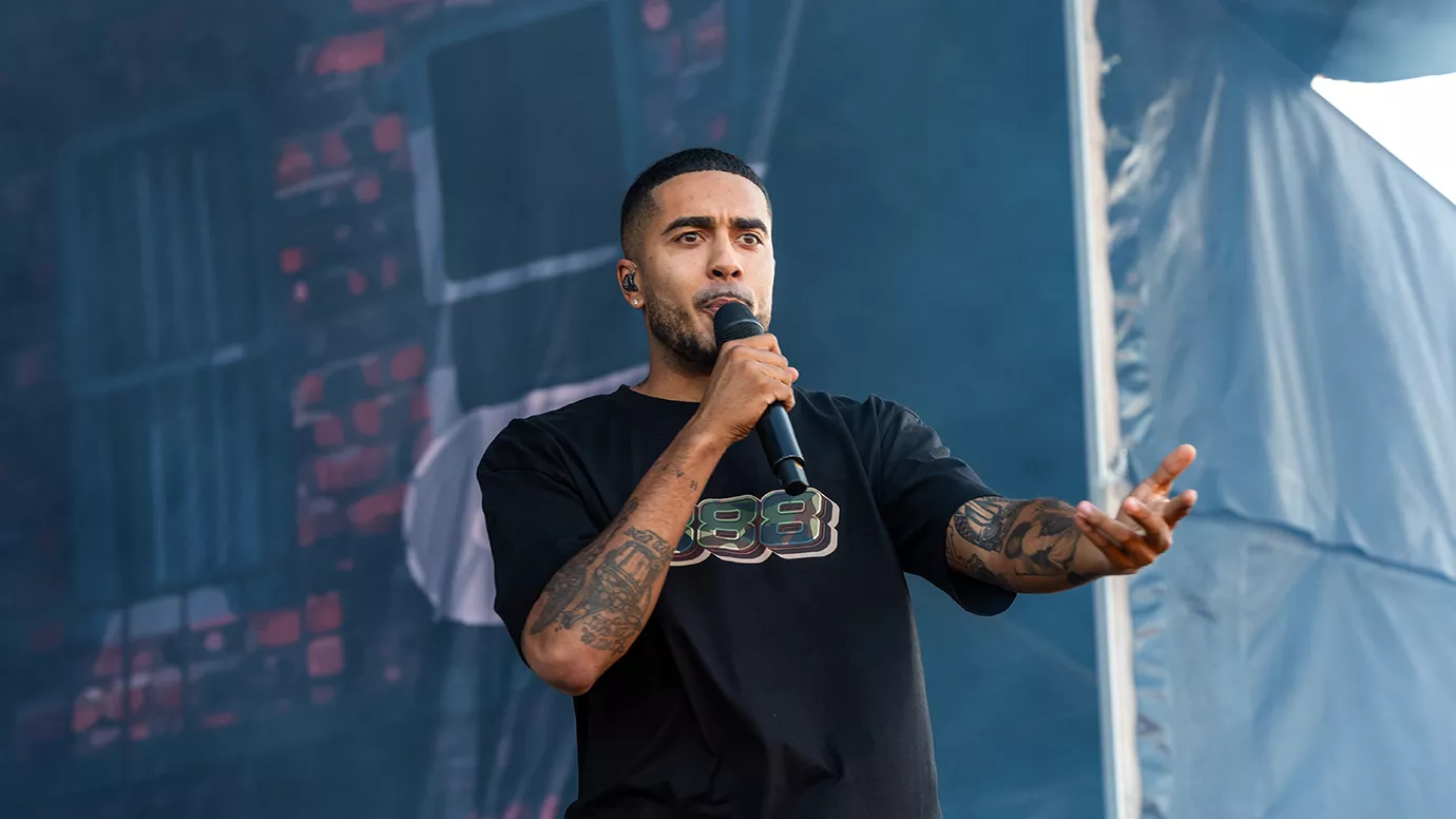 KESI SMIDER BOMBE: Nyt album annonceret kun to dage før udgivelse