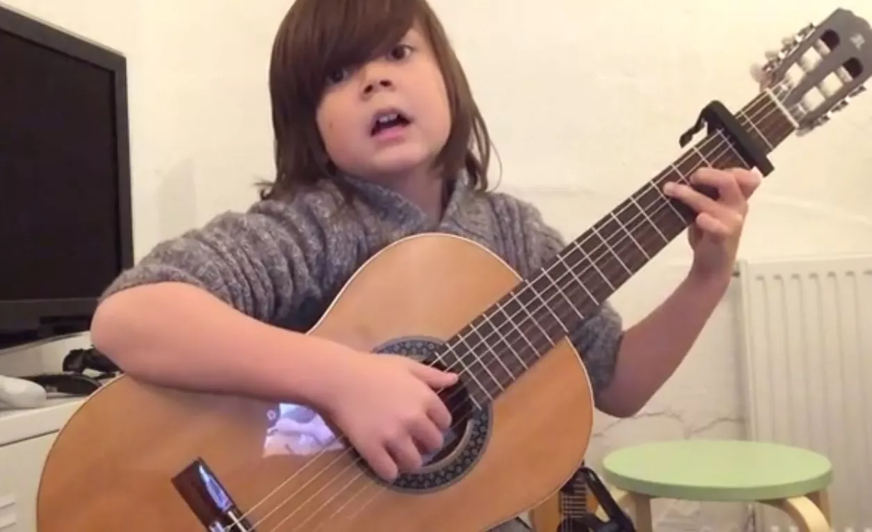 Se charmig 8-åring tolka Håkan Hellström