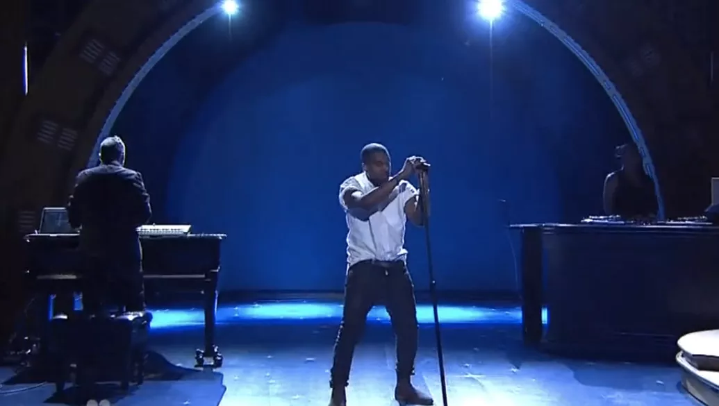 Se Kanye West fremføre medley på syv sange