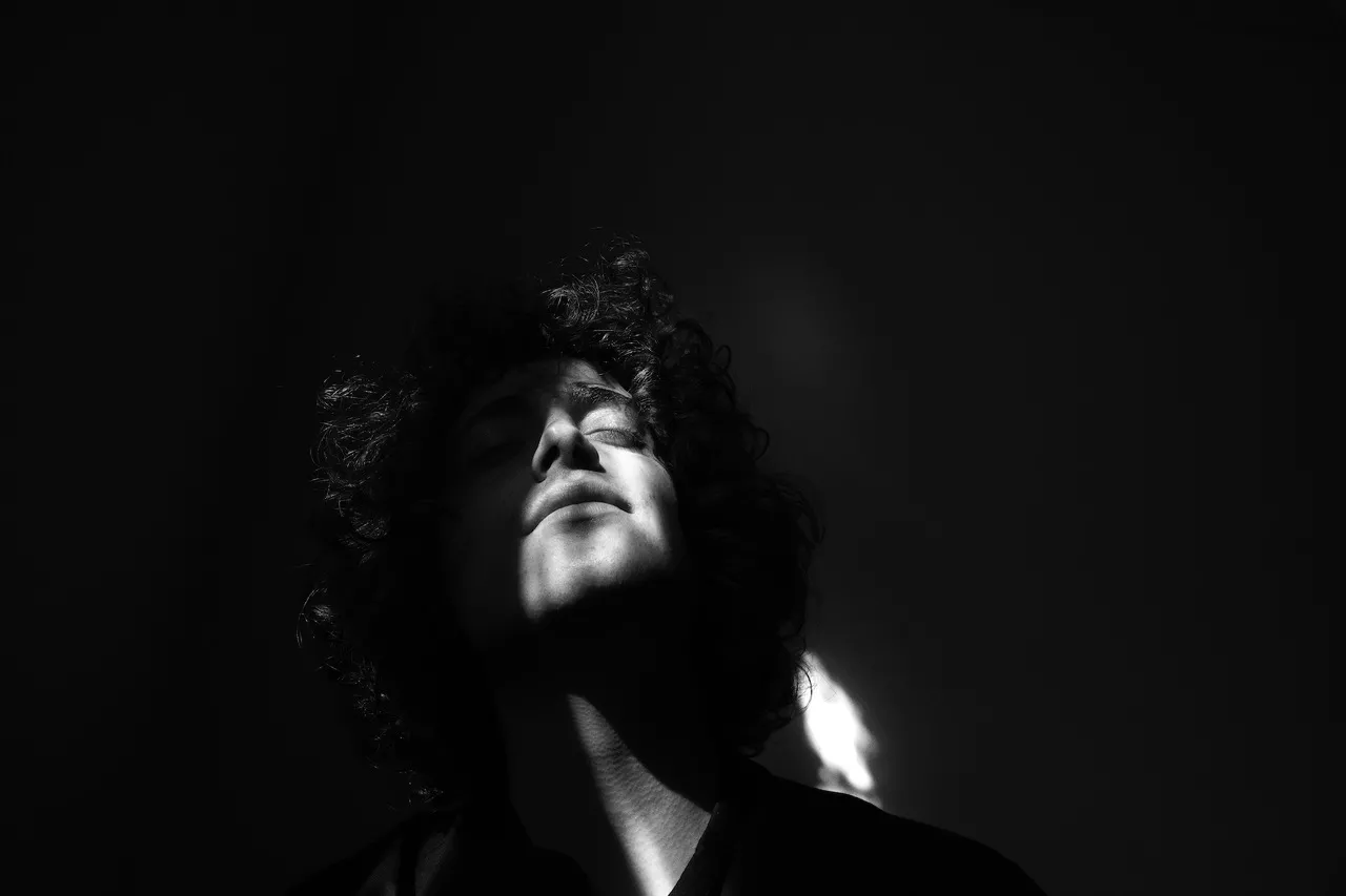 Jacob Mühlrad utforskar vaggvisor – spelar på fyra kontinenter