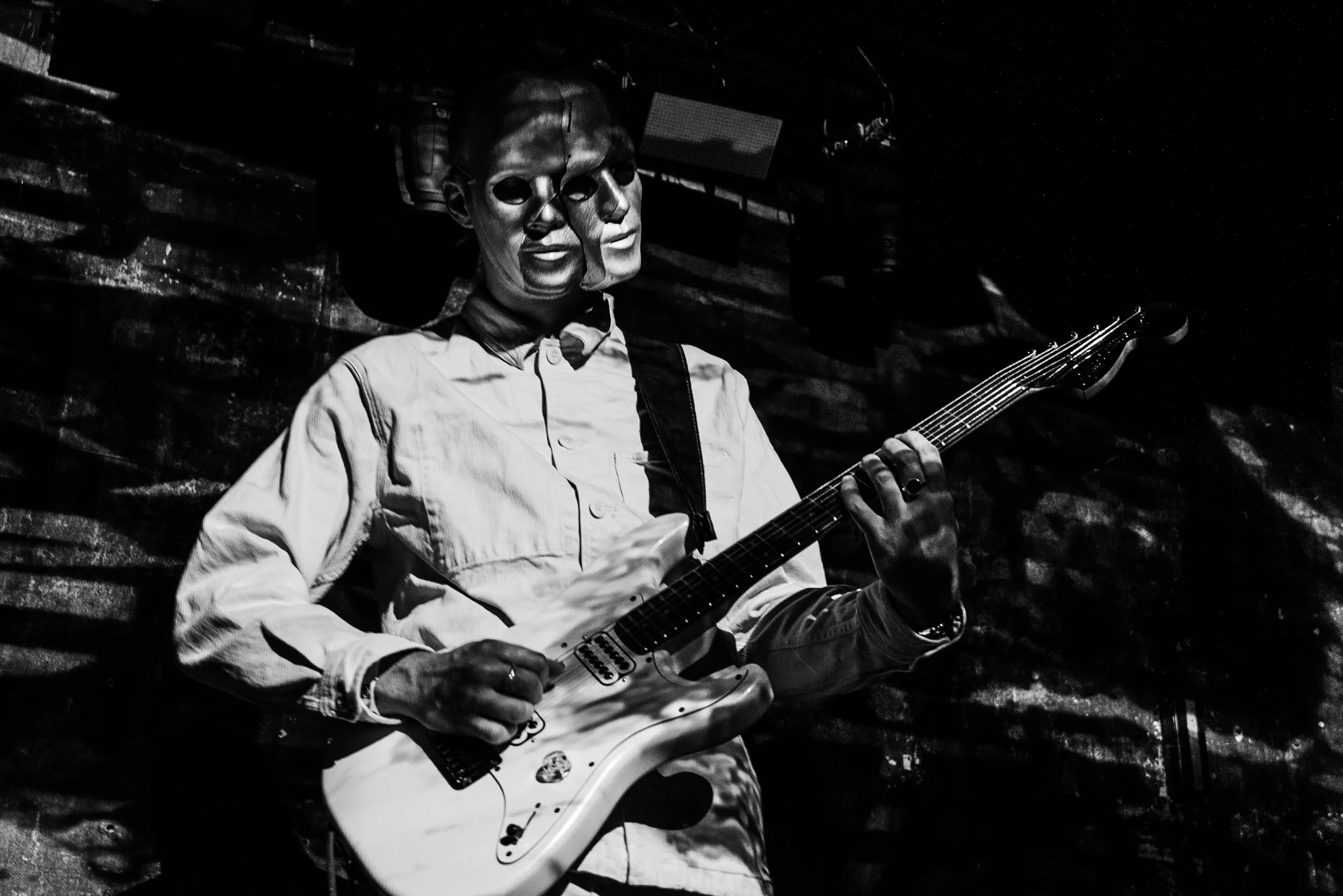 Bag de tohovedede masker anes et intuitivt samspil