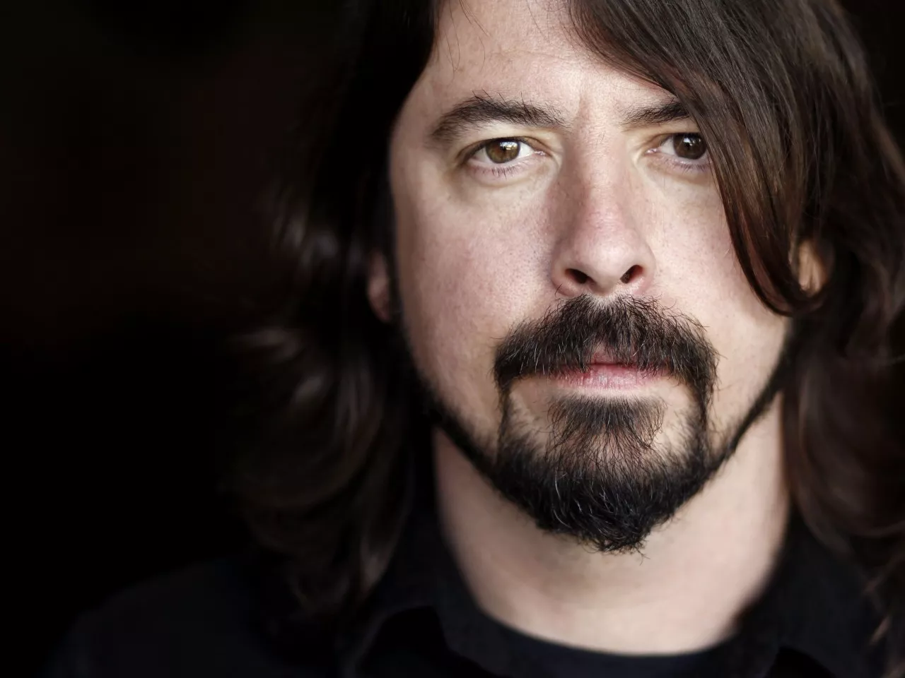 Video: Slik takler Dave Grohl paparazziene på flyplassen