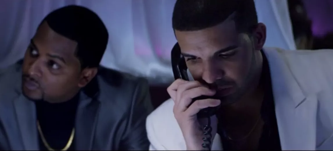 Se: Drake laver actionbrag af en musikvideo