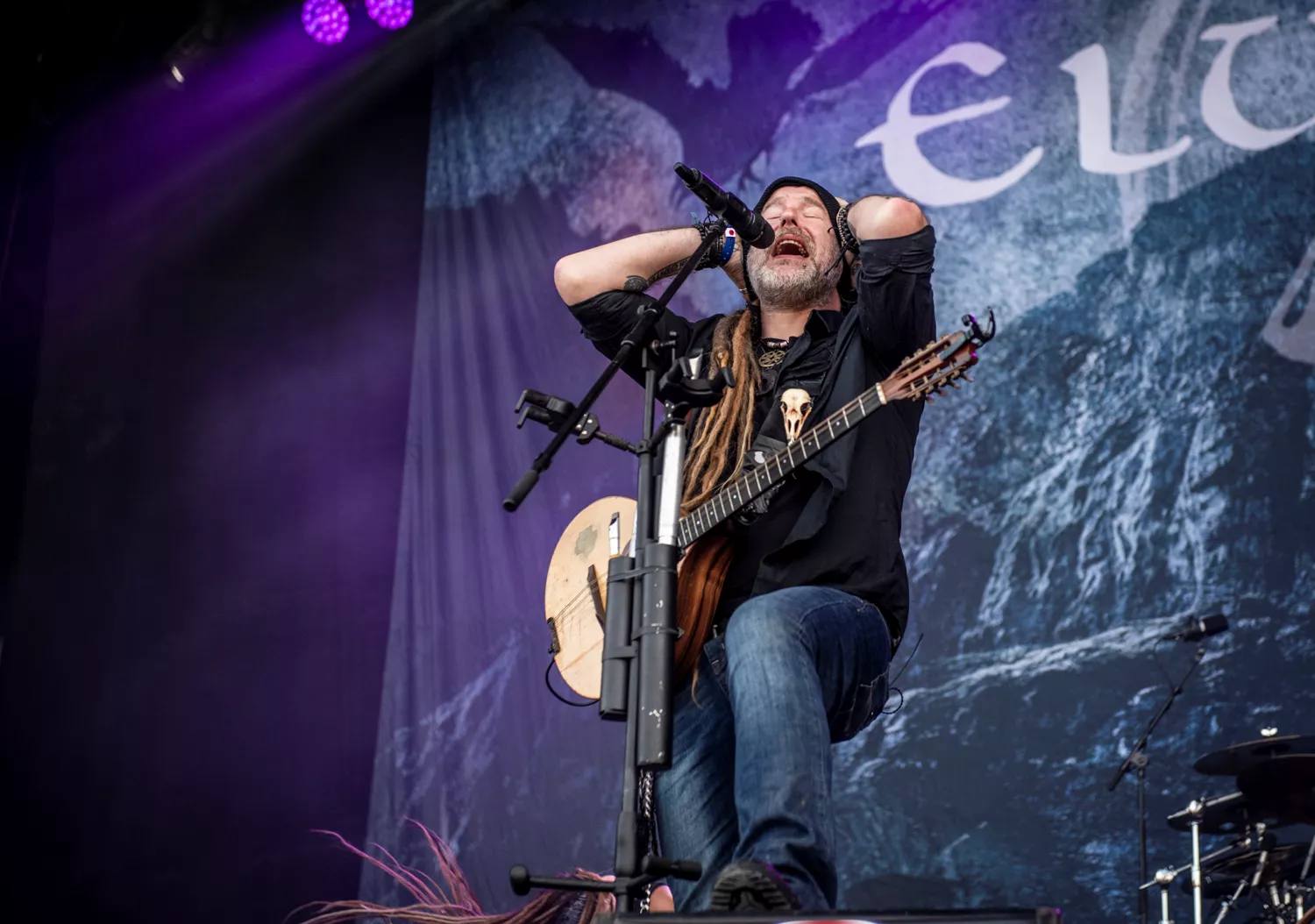 Folkmusik och metal i en mix som tänjer och lyfter