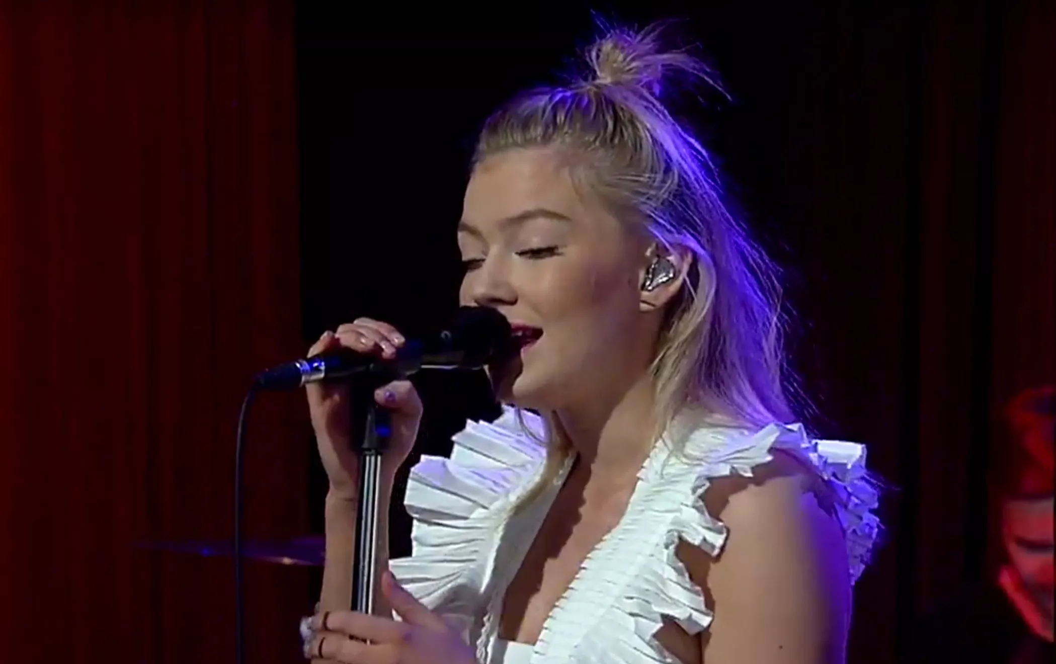 Astrid S debuterer på TV i USA