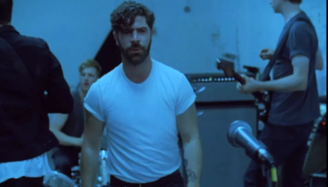 Ny musikvideo: Foals sparker hårdt tilbage