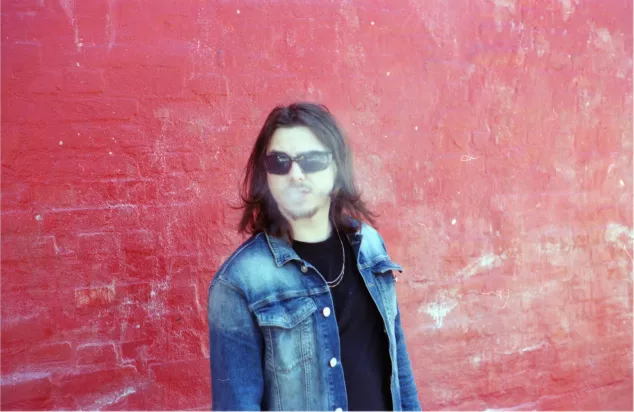 Videopremiere: Danni Toma snakker med sig selv på ny single