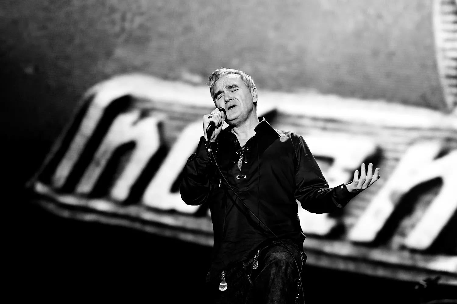 Se Morrissey forlate scenen under konsert