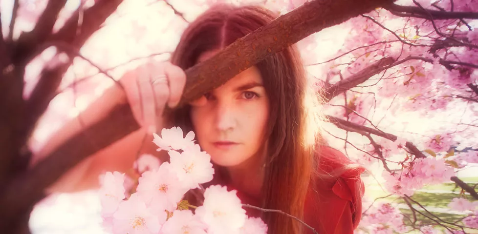 Jennie Abrahamson presenterar inåtvänt album
