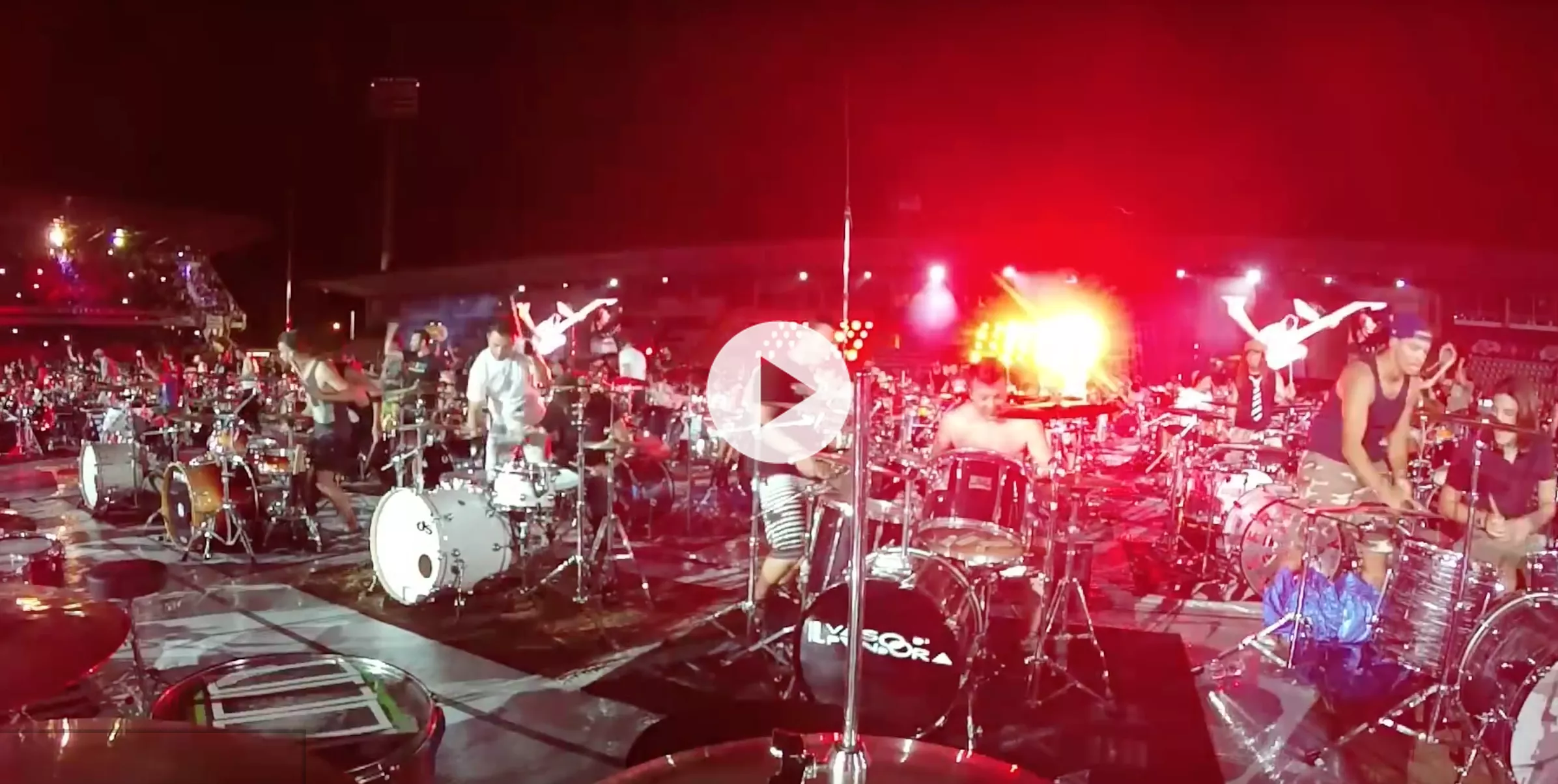 Se 1000 musikere spille The White Stripes