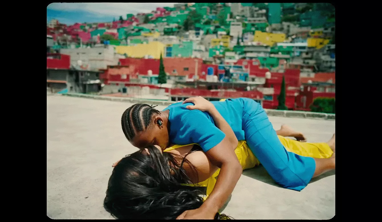 VIDEO: Farverig danserejse med Britney Spears og Elton John