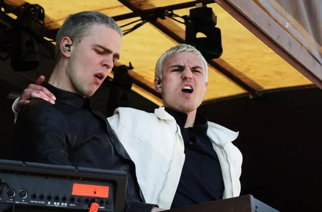 Julias Moon går i opløsning