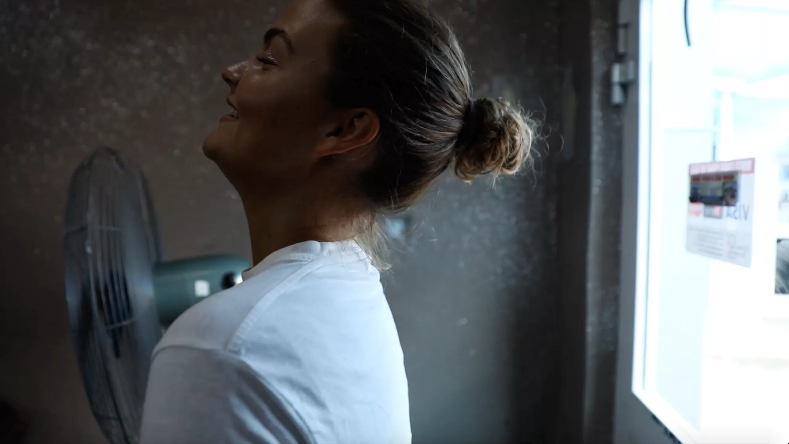 VIDEO: Danske Bette danser rundt i de nigerianske solstråler