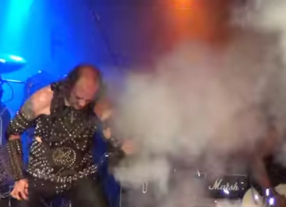 Se när pyrotekniken smäller av rakt i ansiktet