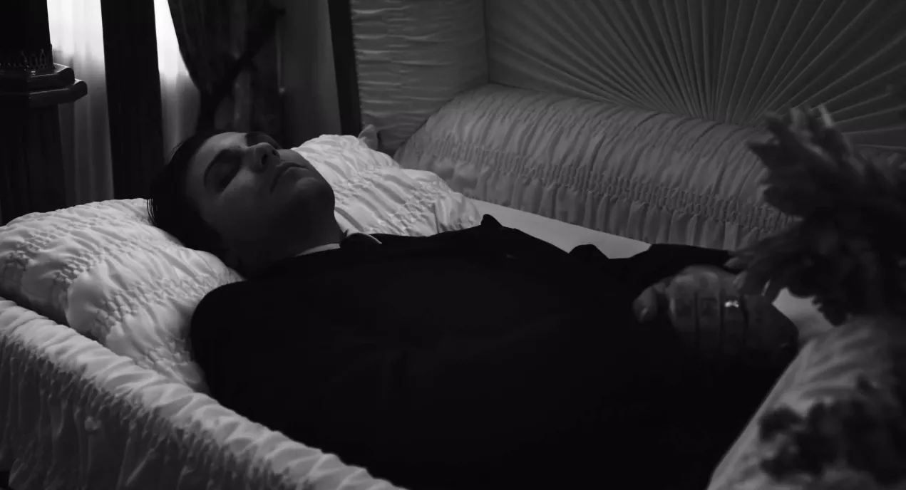 Videonyhed: Tidligere MCR-guitarist til punkbegravelse