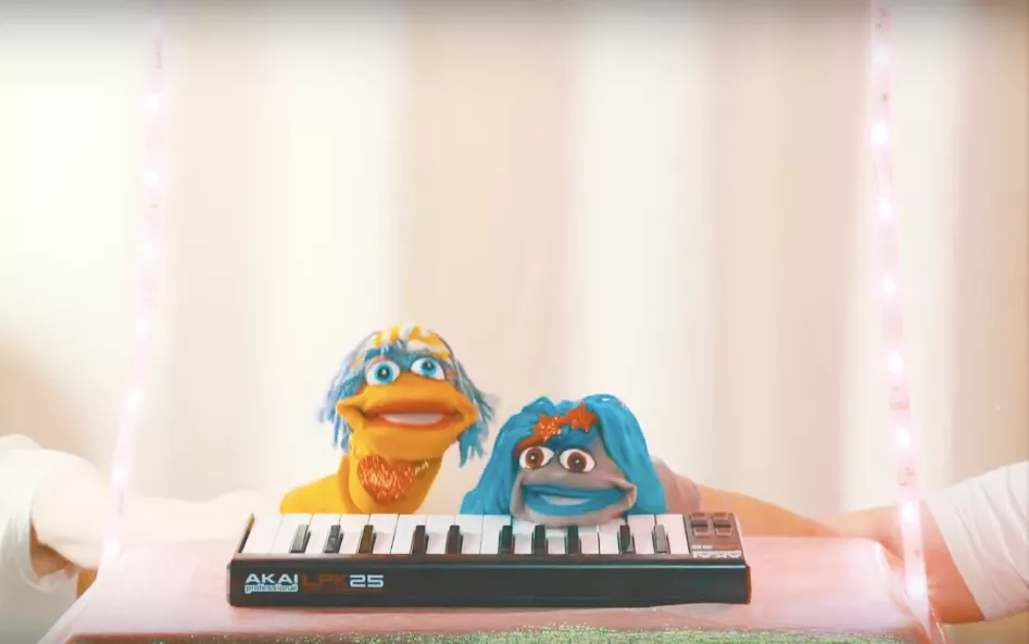 PREMIÄR: I Am Karate med Mupparna-minnande musikvideo