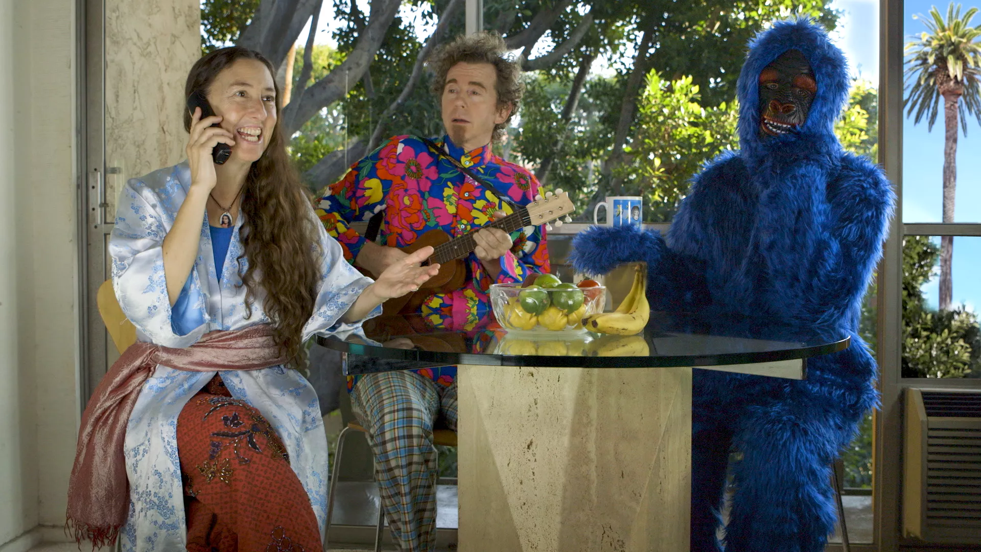 Folk-duoen Bright Blue Gorilla på turné med egen spillefilm – med kvindelige superhelte