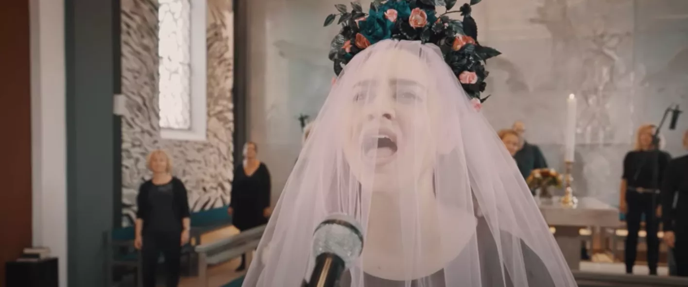VIDEOPREMIERE: Fallulah i fantastisk kirkerum