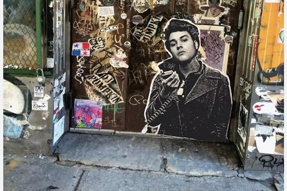 Caesars-frontarens solodebut är en spretig historia