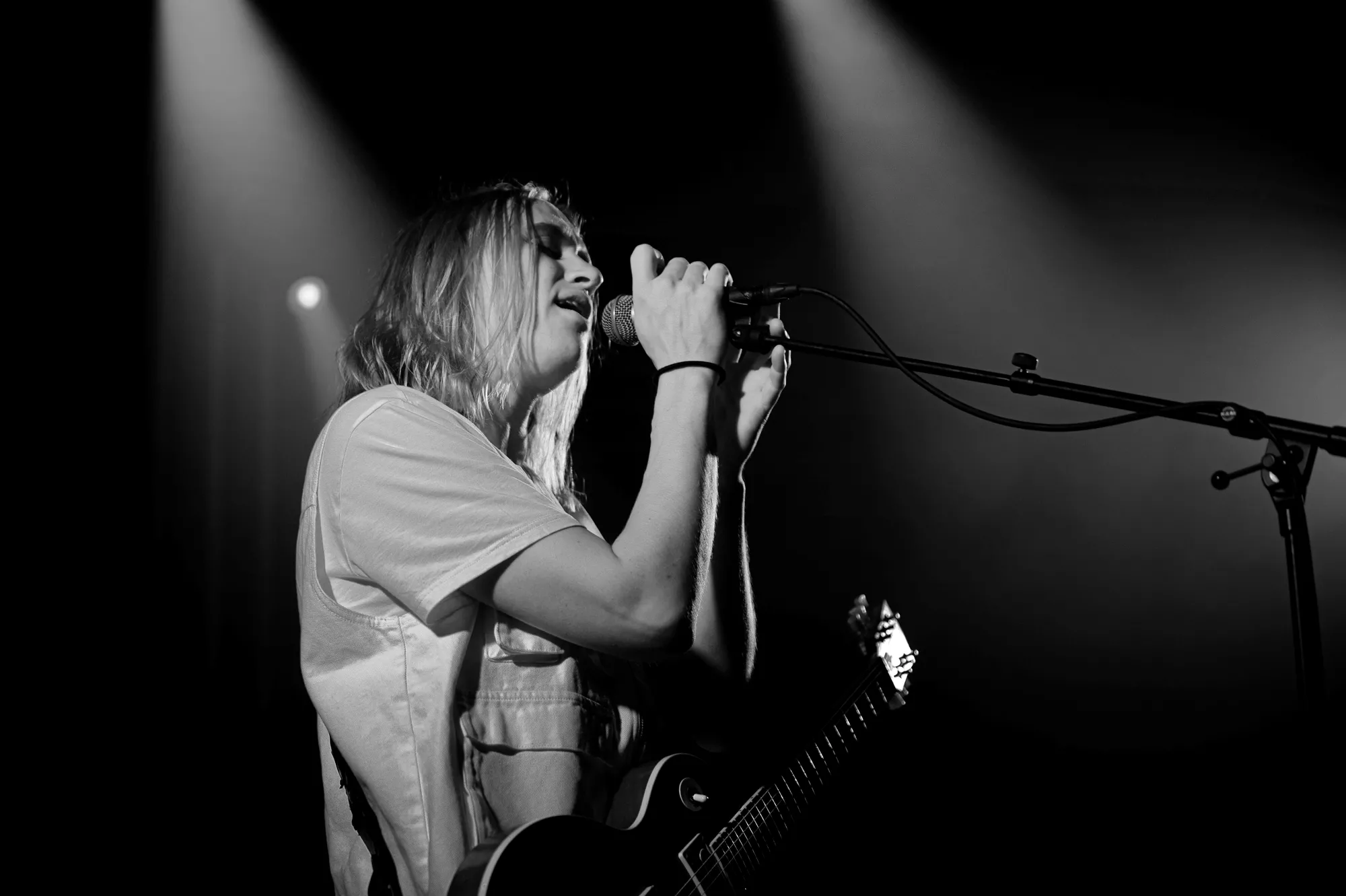 Gadelygten er badet i neon 