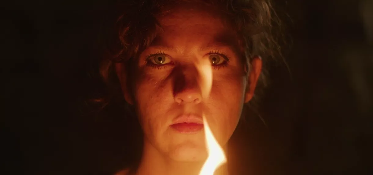PREMIERE: Gurli Octavia leger med ilden i ny musikvideo
