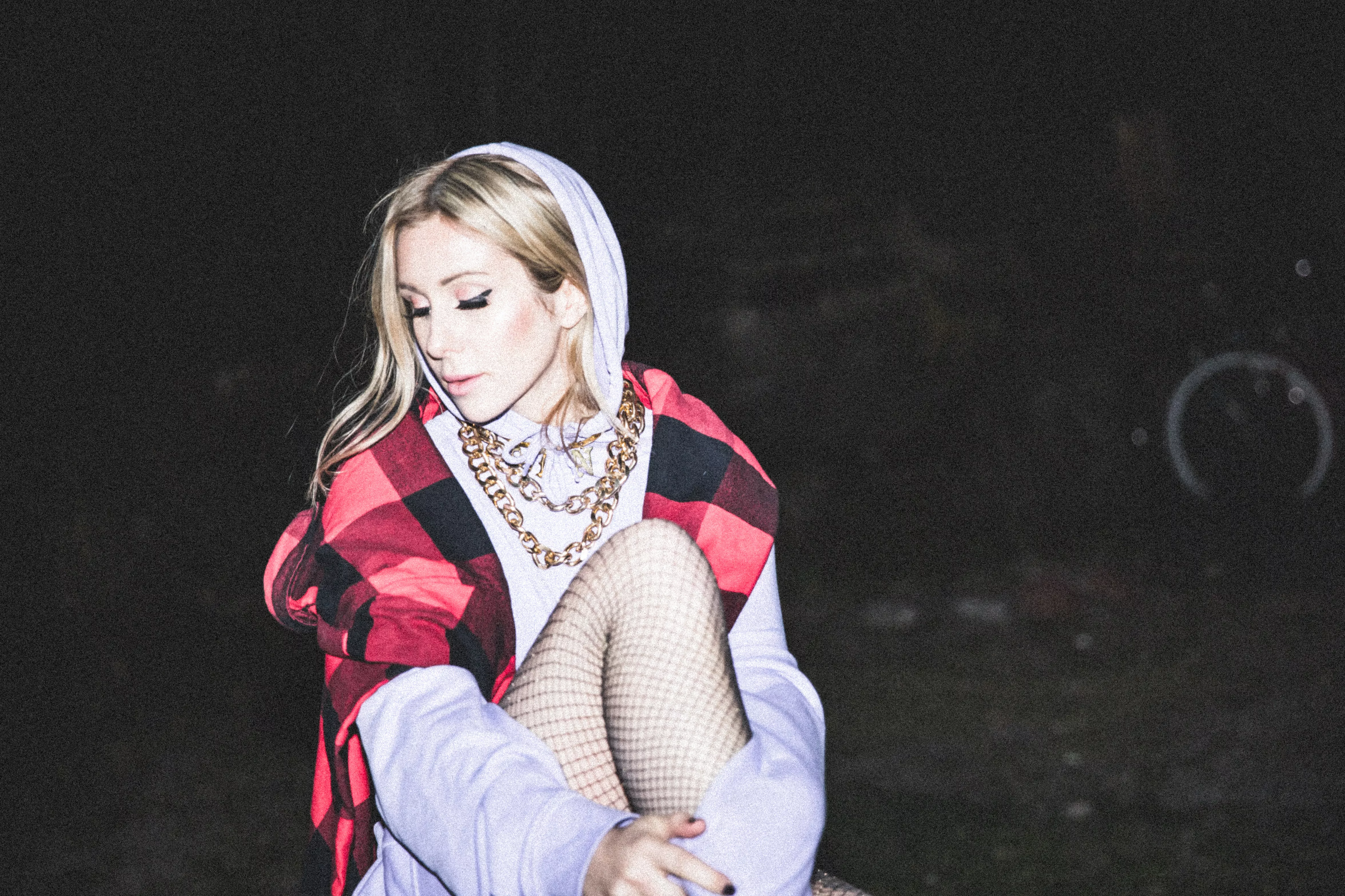 VIDEOPREMIÄR: Mayka förmedlar rastlöshet och frihet på samma gång