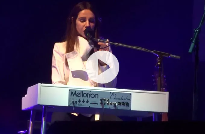 Se PJ Harvey spille to nye sange live