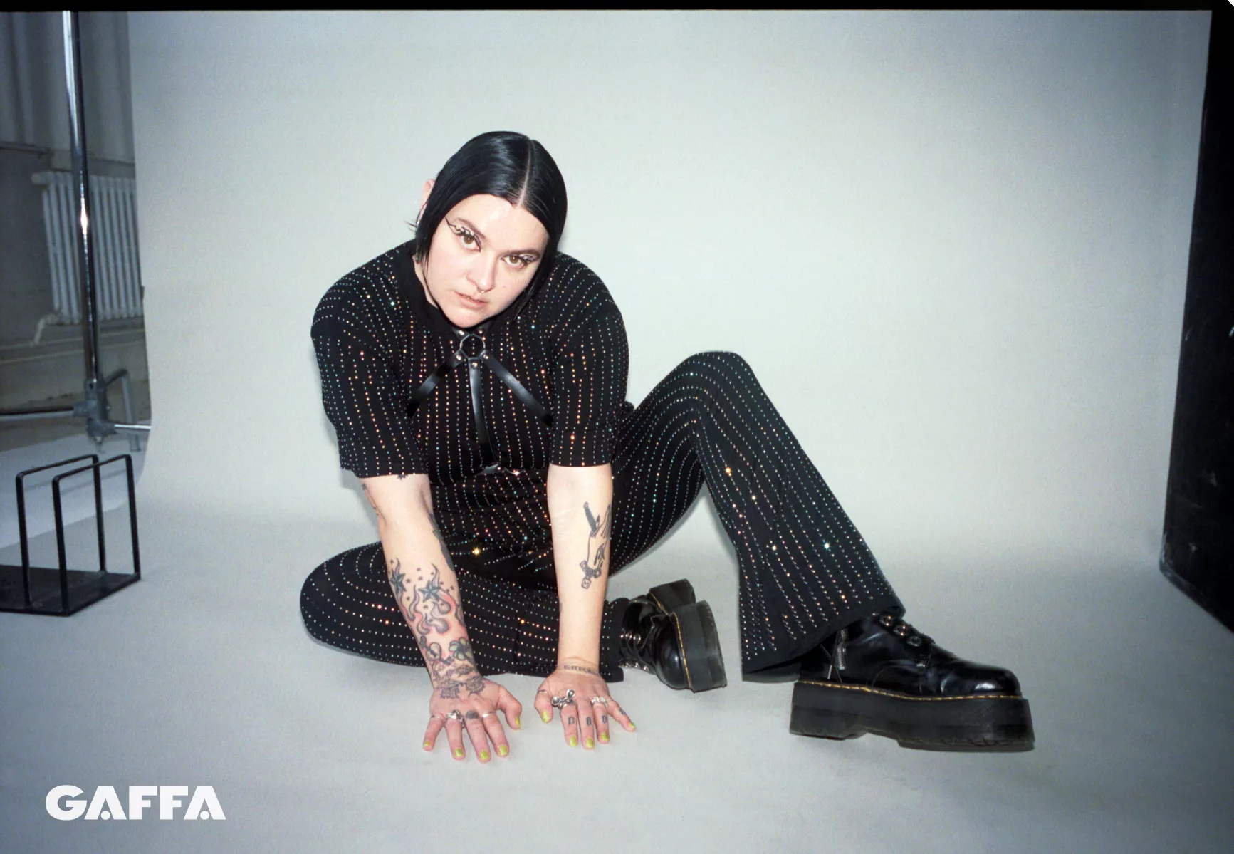 LYT: Rebecca Lou udgiver rocket single om queer-kærlighed