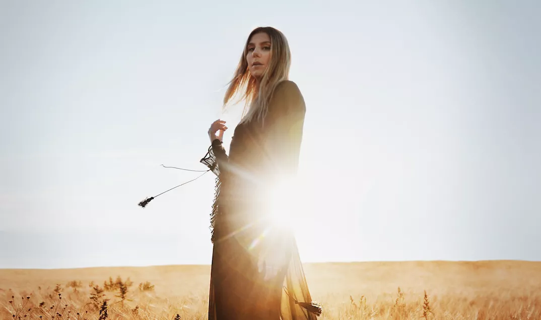 VIDEO: Louise Lemón lämnar bröllopet med prästen