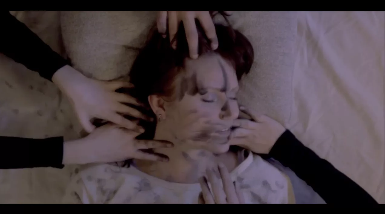 Eksklusiv video-premiere: Hunløve plages af monstre