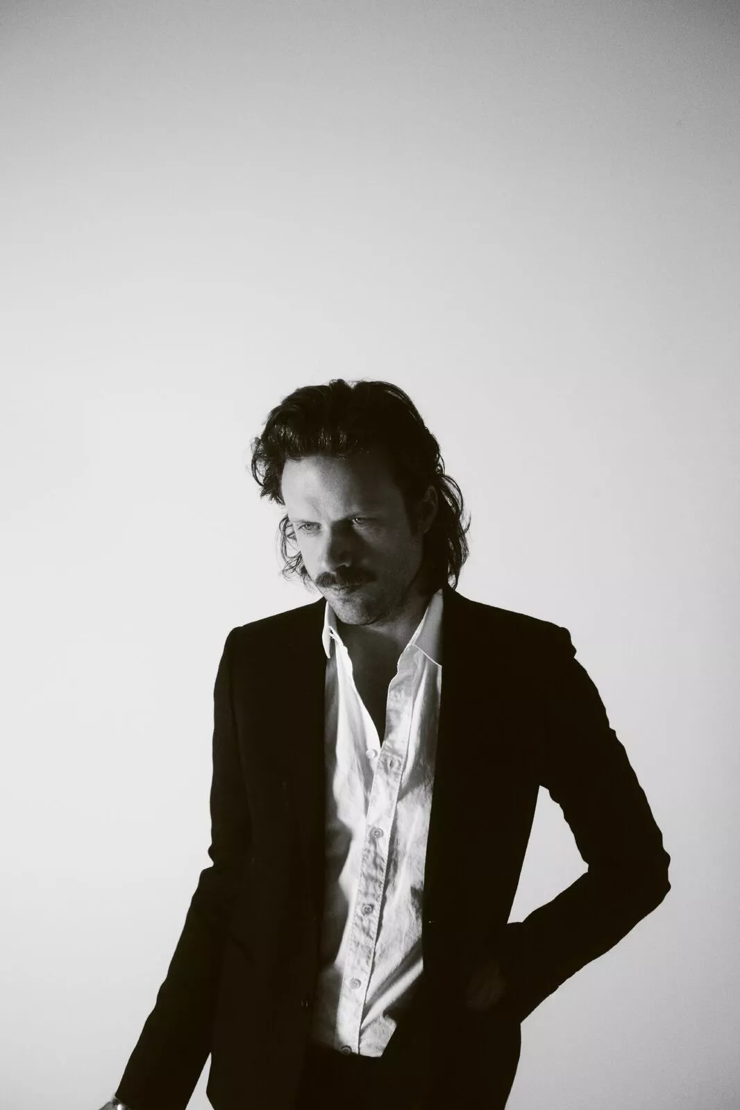 Father John Misty ute med tre satiriske popballader