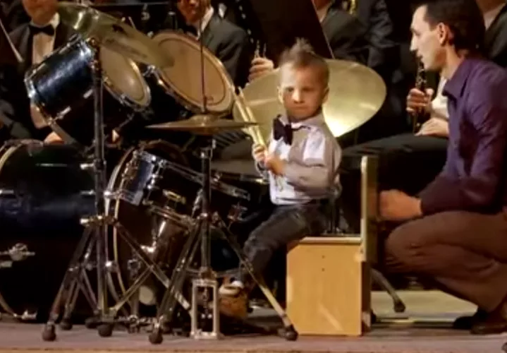 Den här treåringen trummar bättre än dig 