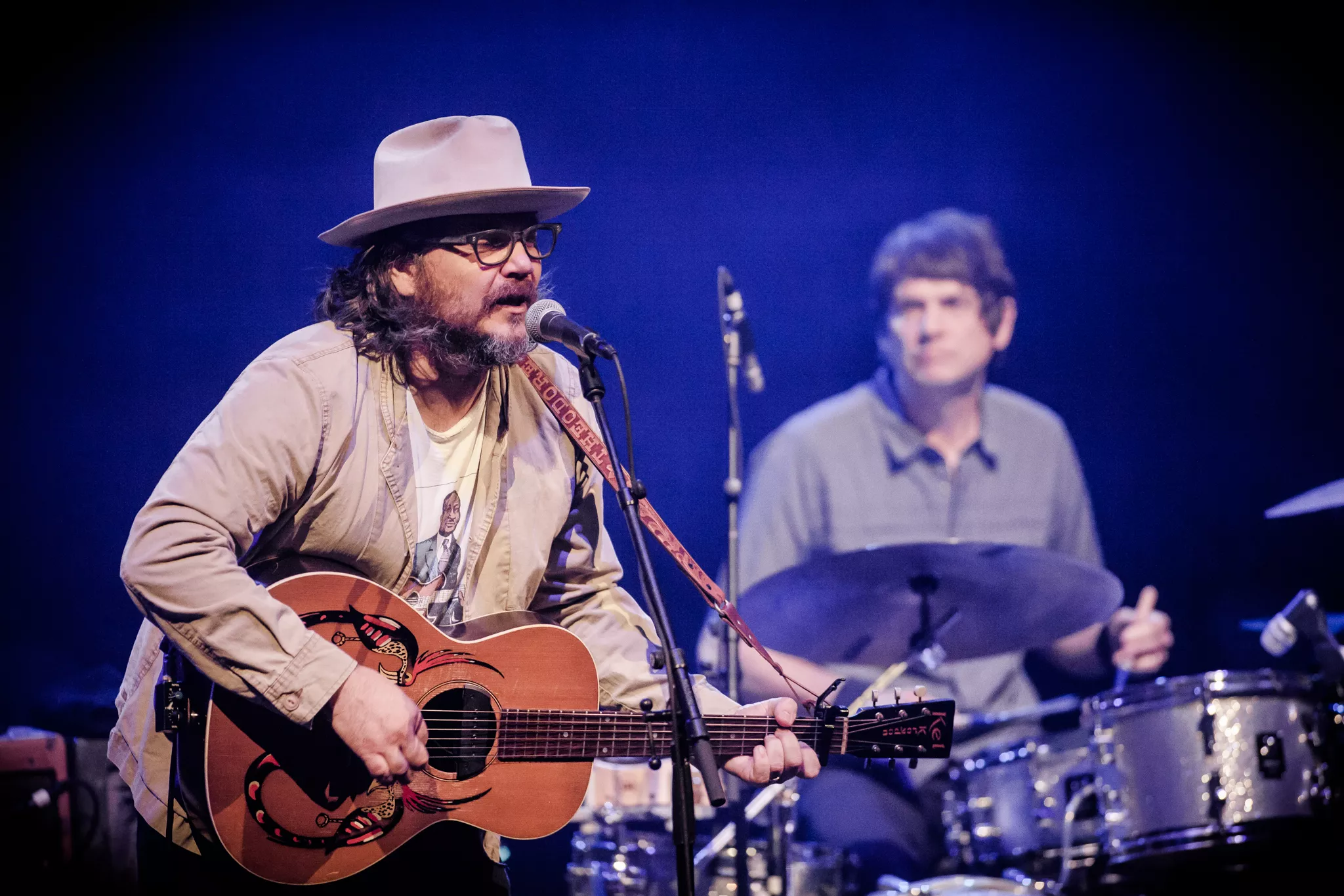 Smular sönder och bygger upp med lager av gitarrer