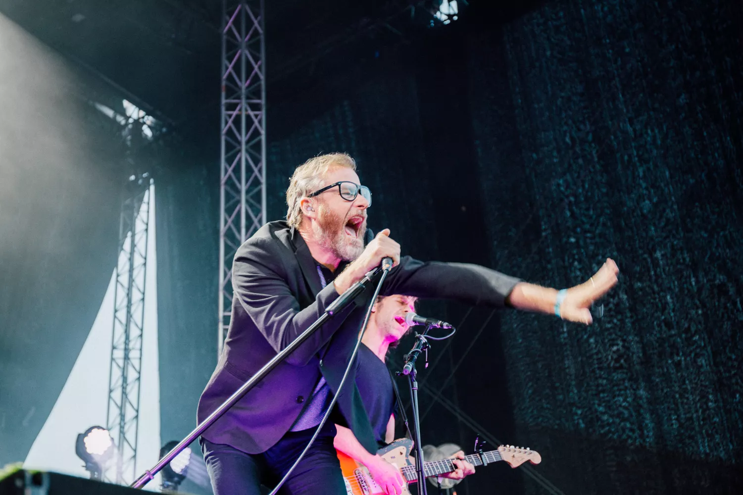 Slirig sångare serverar vin och vatten 