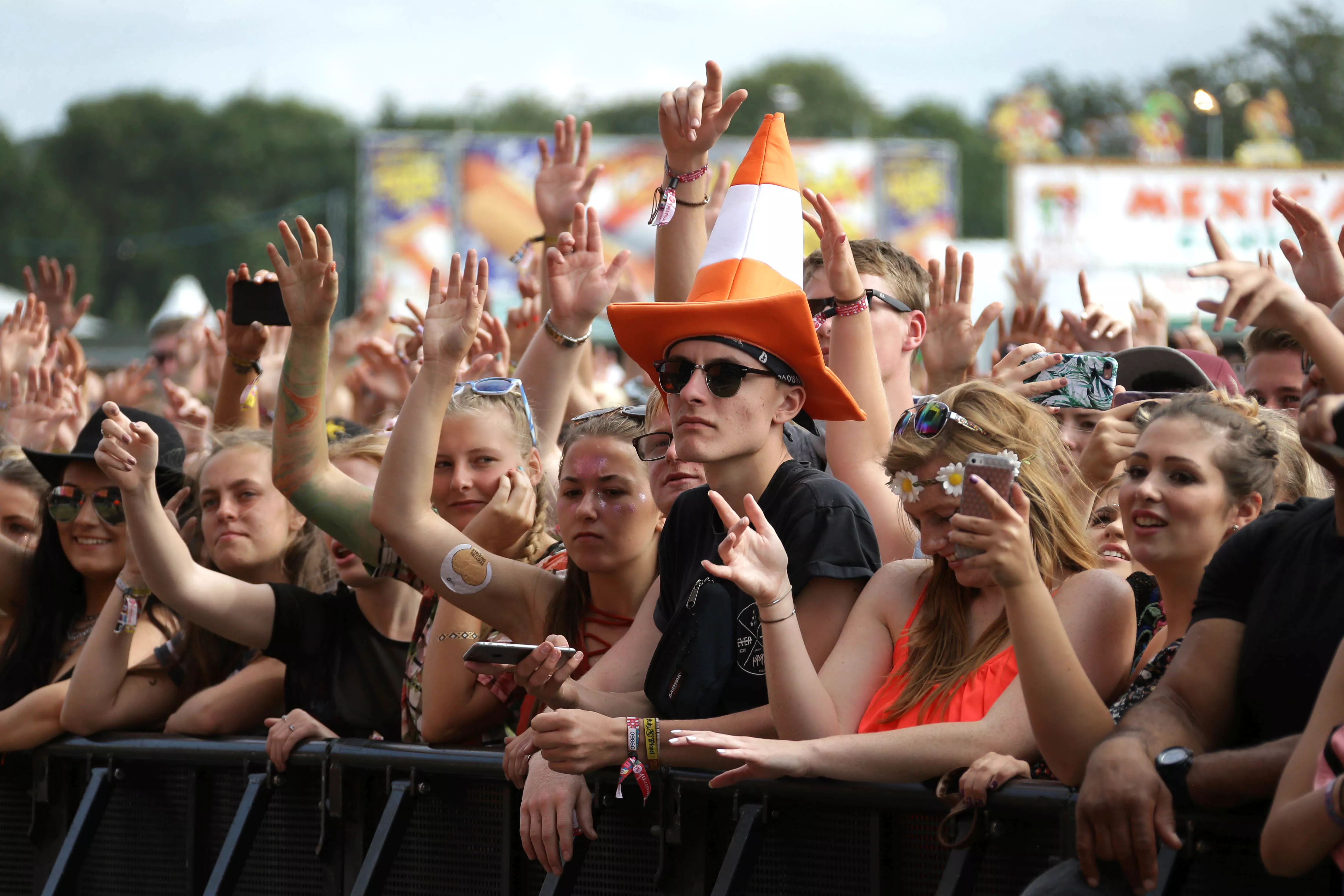 Ble herjet med av jenter, nå slåss han mot homofobi på britiske festivaler