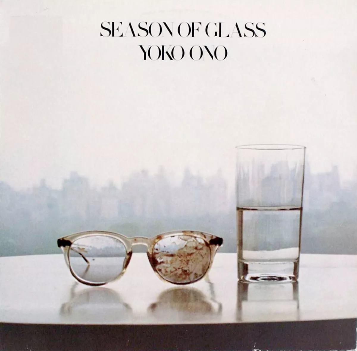 ''John Lennons blodiga glasögon med New York i bakgrunden''