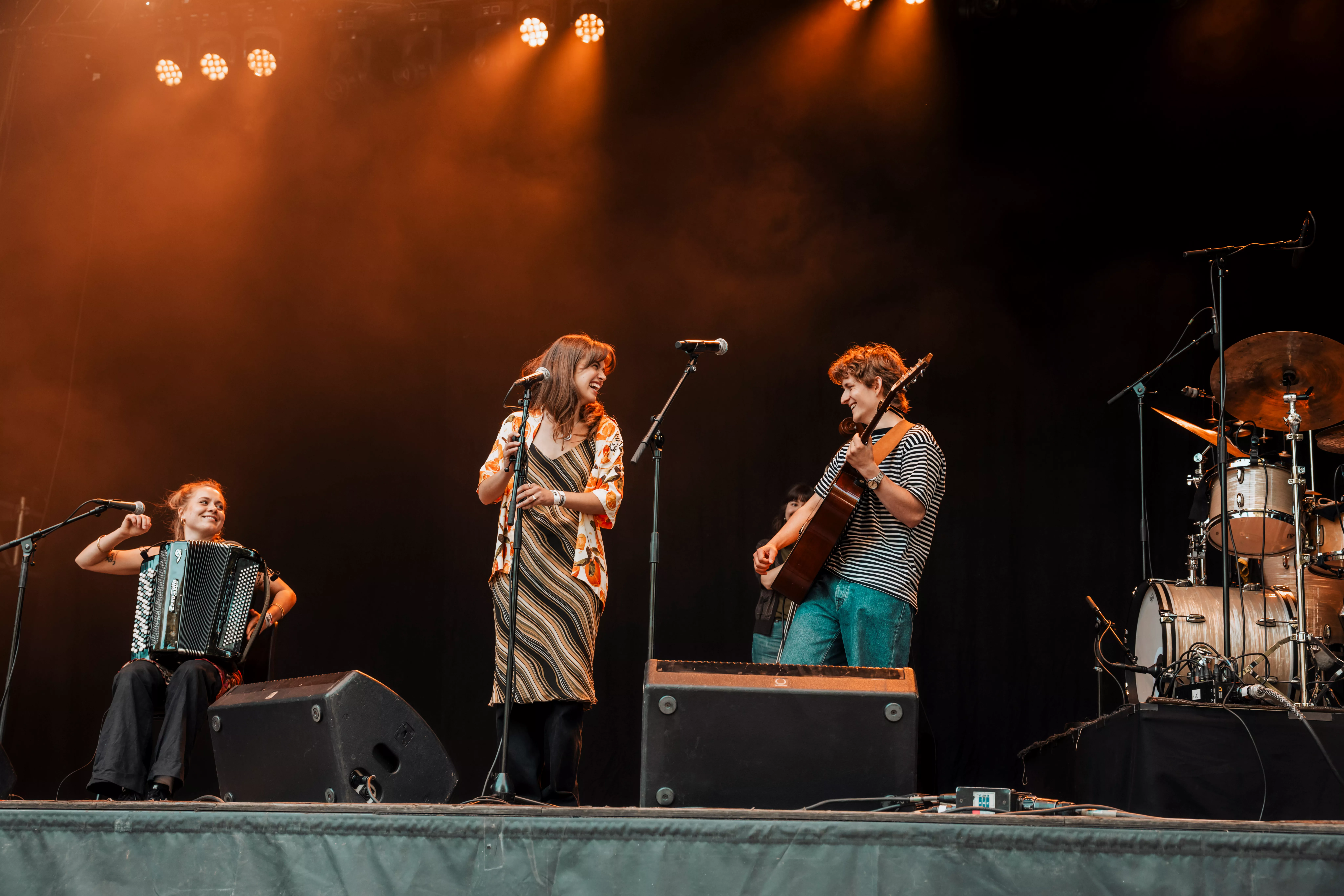 Trekkspill og kjærleik i sola