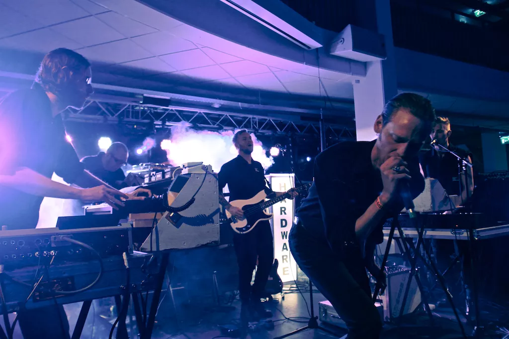 Industrirockare provocerar i ny video