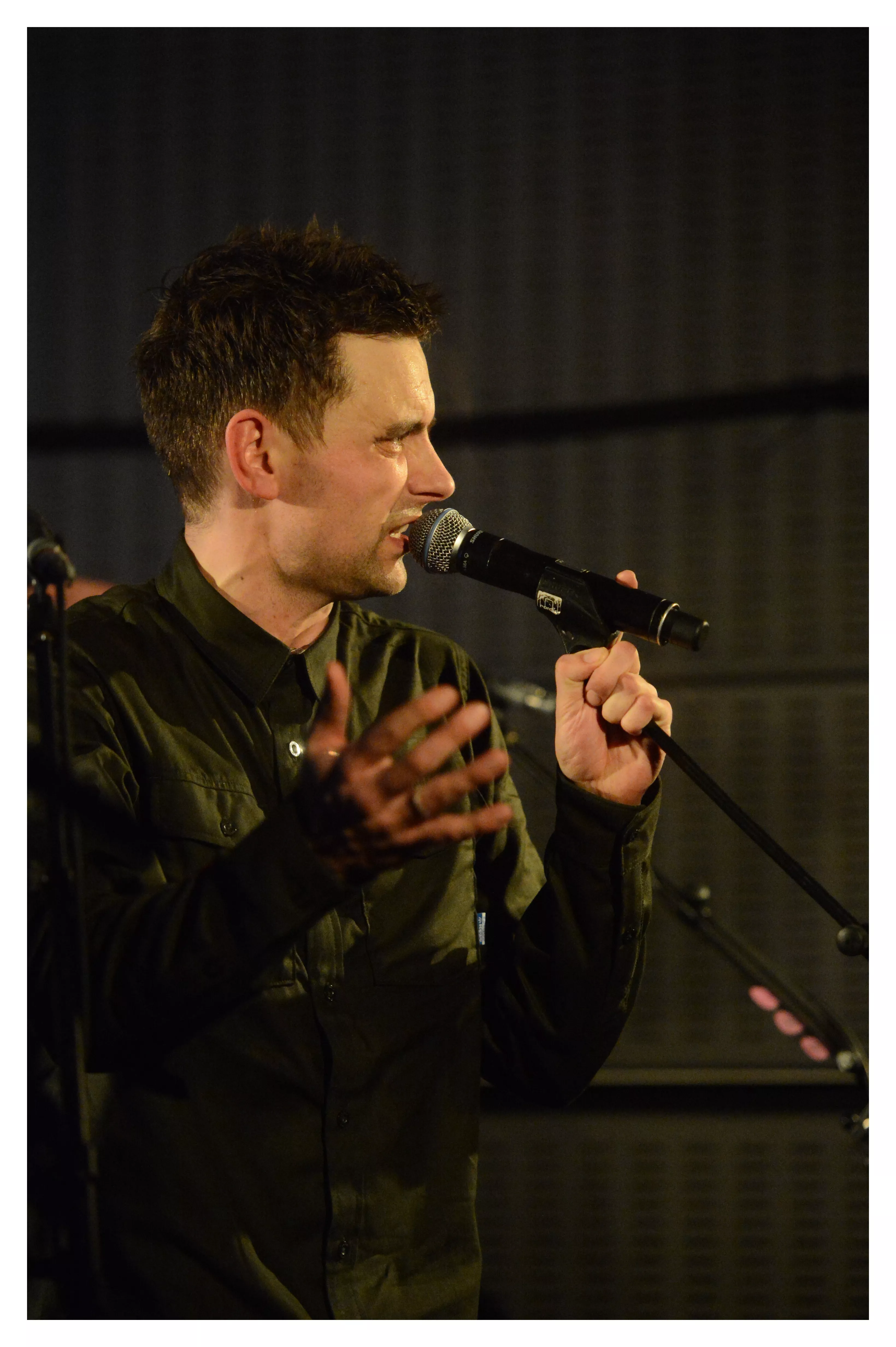 Hør Simon Kvamm sammen med strygerensemble