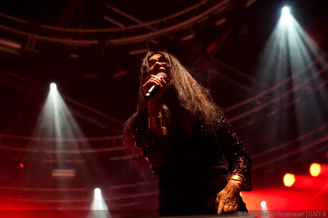 Annisette slutter sig til Patti Smith på Sostrup Slot