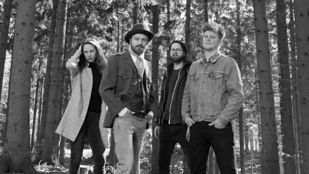 ANMELDELSE: Debut, der sprudler under overfladen