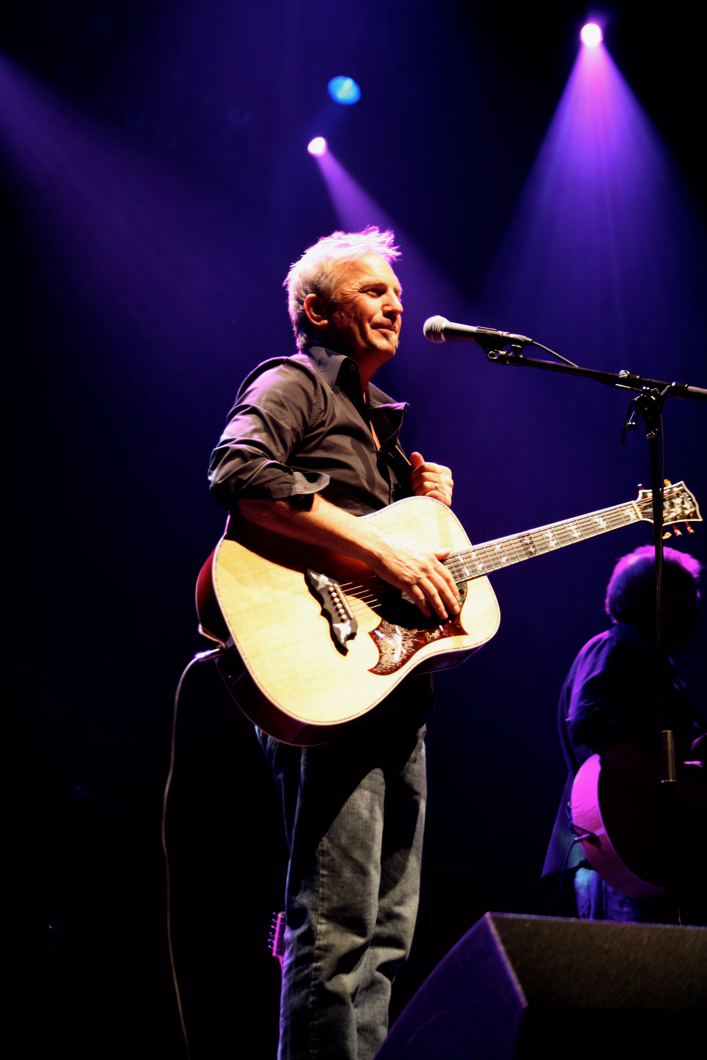 Kevin Costner giver koncert i Danmark