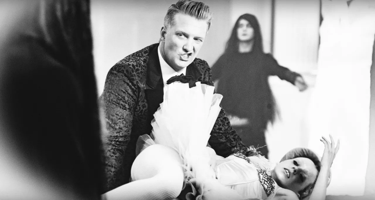 Kom med bag scenetæppet i ny video til Queens of the Stone Age