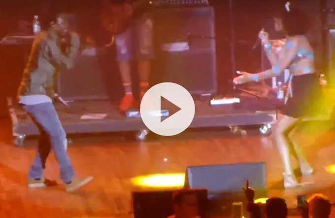 Se Kendrick Lamar invitere fan på scenen for at rappe