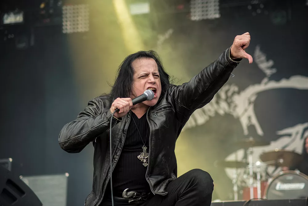 Feta monument faller ovärdigt