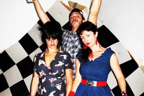 HeadQuarters inviterer til aften med støjende rock og punk