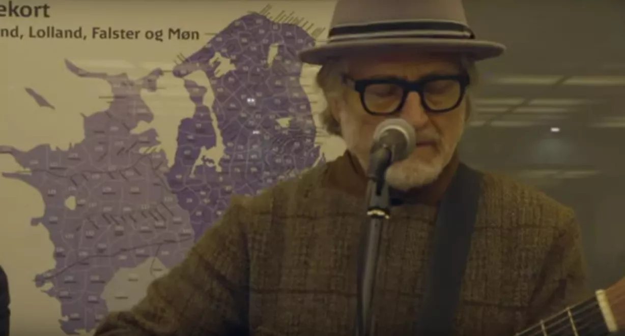 Lars H.U.G. klar med livevideo fra Nørreport Station – film på vej