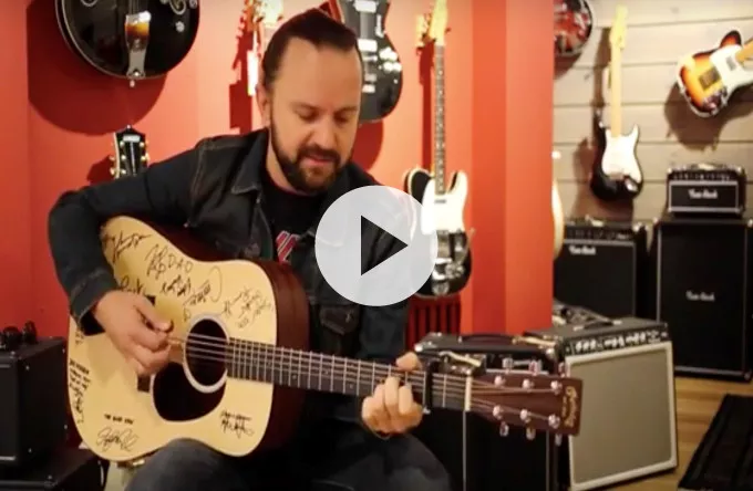 Tim Christensen spiller på vandreguitaren og viser gamle Dizzy-afslag