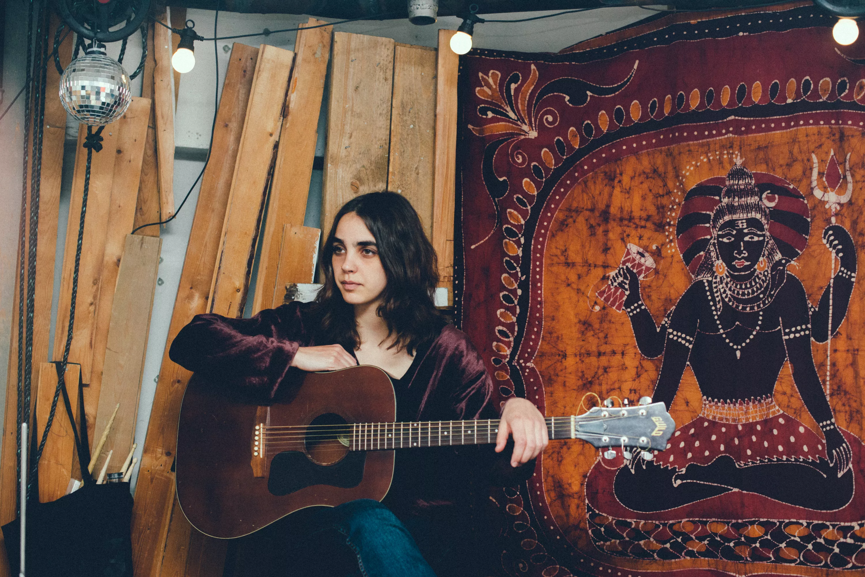 Hör Slowgolds dramatiska tolkning av Vår Bästa Tid Är Nu