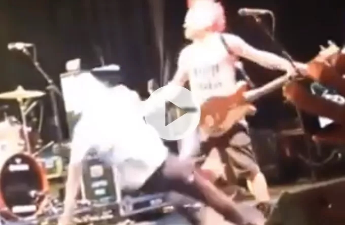 Punkikon sparker fan i ansigtet